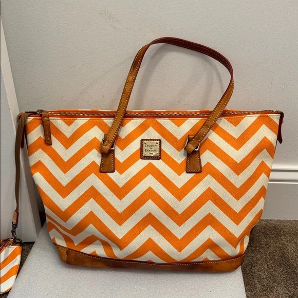 Dooney & Bourke Chevron Tangerine and White tote bag with matching pouch - Picture 2 of 12
